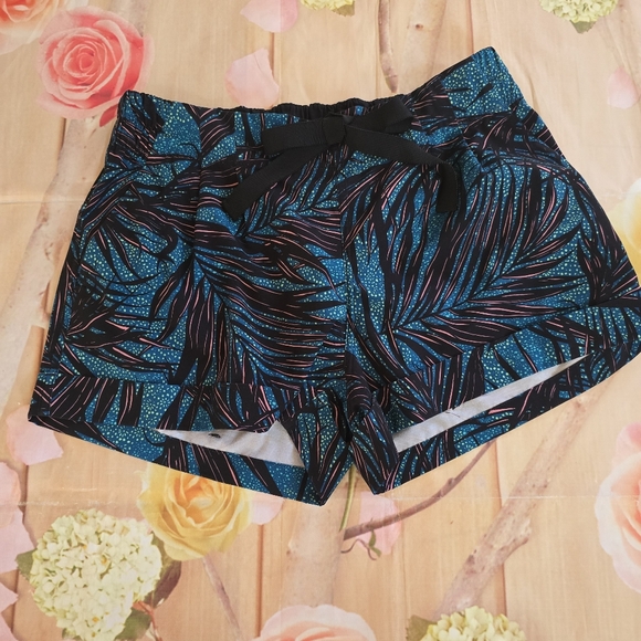 Lululemon Spring Break Away Shorts II - Picture 2 of 7
